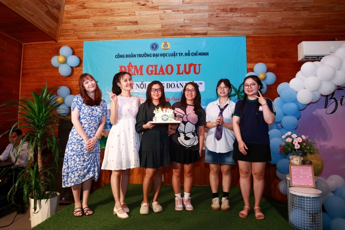 to%20chuc%20sinh%20nhat%20cho%20c%C3%A1c%20thanh%20vien%20cua%20chuyen%20di.jpg